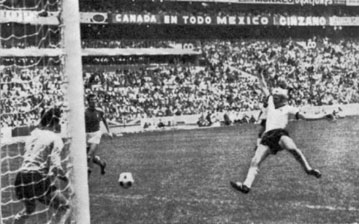 Gol del alemán Schellinger en las semifinales del mundial de 1970